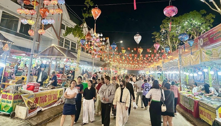 Nhân dân Điện Biên và du khách tham quan mua sắm tại các gian hàng OCOP.