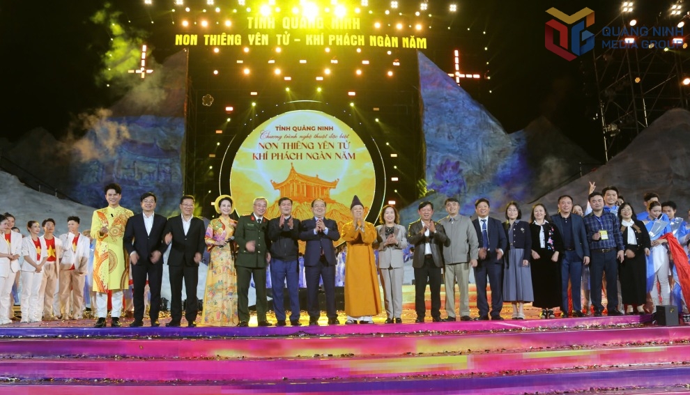 Các đại biểu chúc mừng thành công chương trình