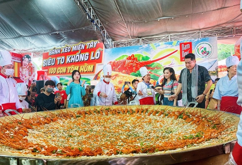 Bánh xèo khổng lồ có bề ngang 3 m, chu vi 9 m với nhân được làm từ 100 con tôm hùm do 15 nghệ nhân nhiều kinh nghiệm cùng thực hiện năm 2025 - Ảnh: VGP/LS