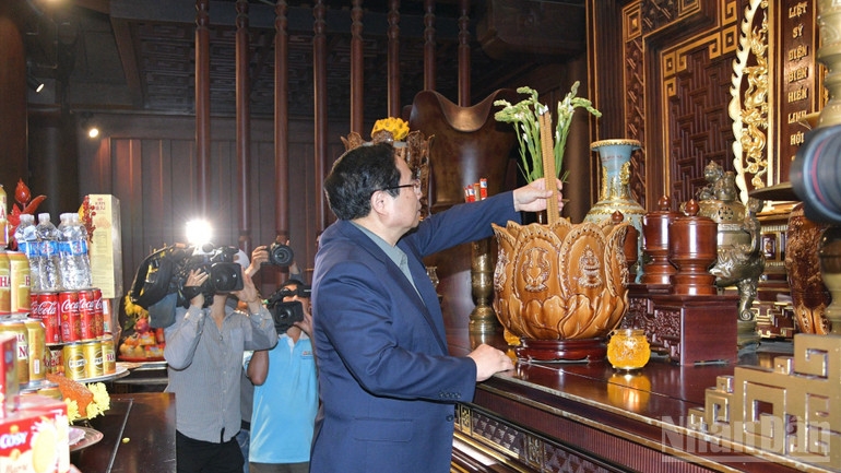 Thủ tướng Phạm Minh Chính dâng hương tưởng nhớ các Anh hùng liệt sĩ chiến trường Điện Biên Phủ. (Ảnh: THANH GIANG) 