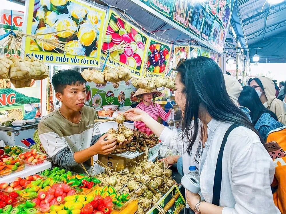 Du khách tham quan tại Lễ hội Bánh dân gian Nam Bộ năm 2025. Ảnh: KIỀU MAI