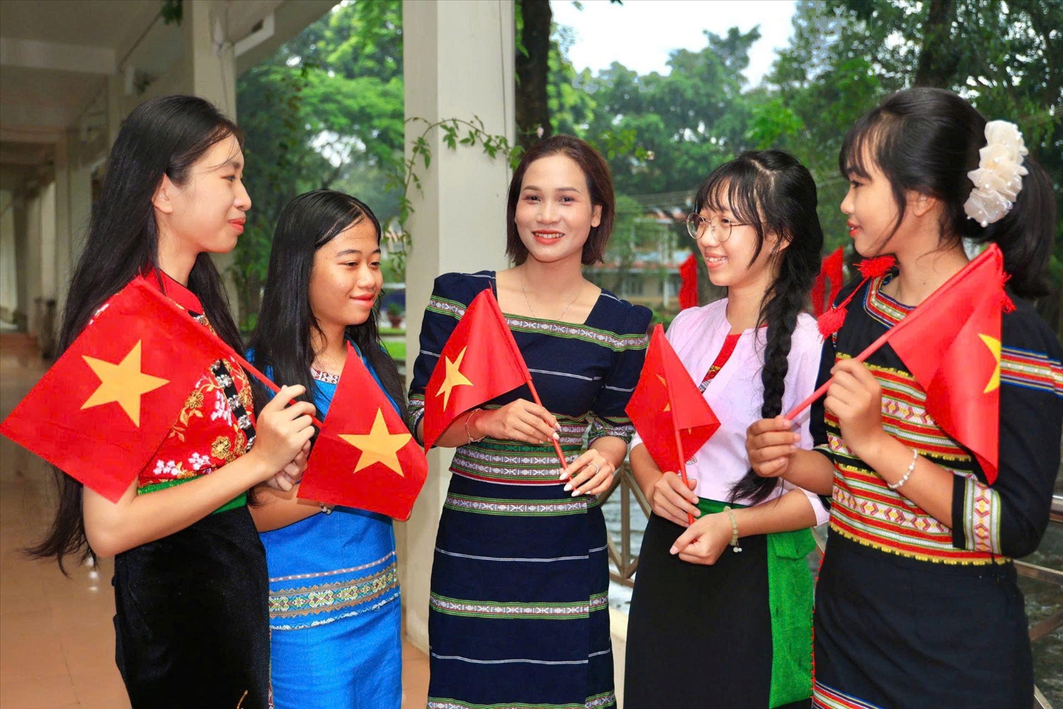  Cô giáo Nàng Xô Vi (đứng giữa) xác định sẽ kiên trì theo đuổi mục tiêu nâng cao chất lượng giáo dục ở vùng đồng bào DTTS. (Ảnh: Ngọc Chí).