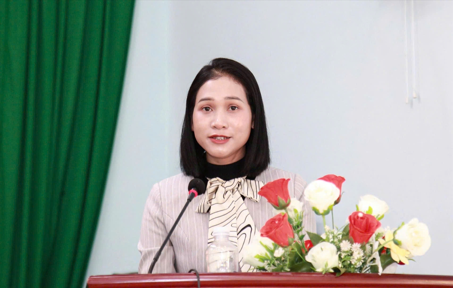 Cô giáo Nàng Xô Vi trình bày Chương trình hành động tại Hội nghị tiếp xúc giữa cử tri xã Măng Ri với người ứng cử đại biểu Quốc hội khóa XVI và đại biểu HĐND tỉnh khóa XIV, nhiệm kỳ 2026-2031.