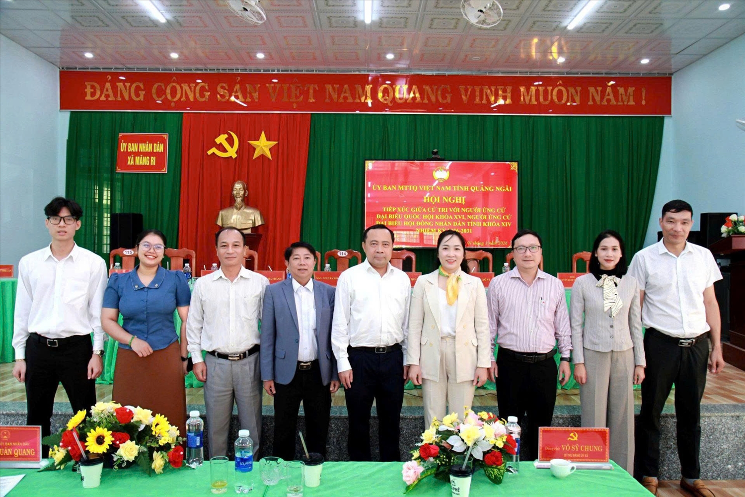 Cô giáo Nàng Xô Vi (thứ 2 từ phải sang) chụp ảnh lưu niệm với những người ứng cử đại biểu Quốc hội khóa XVI và đại biểu HĐND tỉnh khóa XIV, nhiệm kỳ 2026-2031.