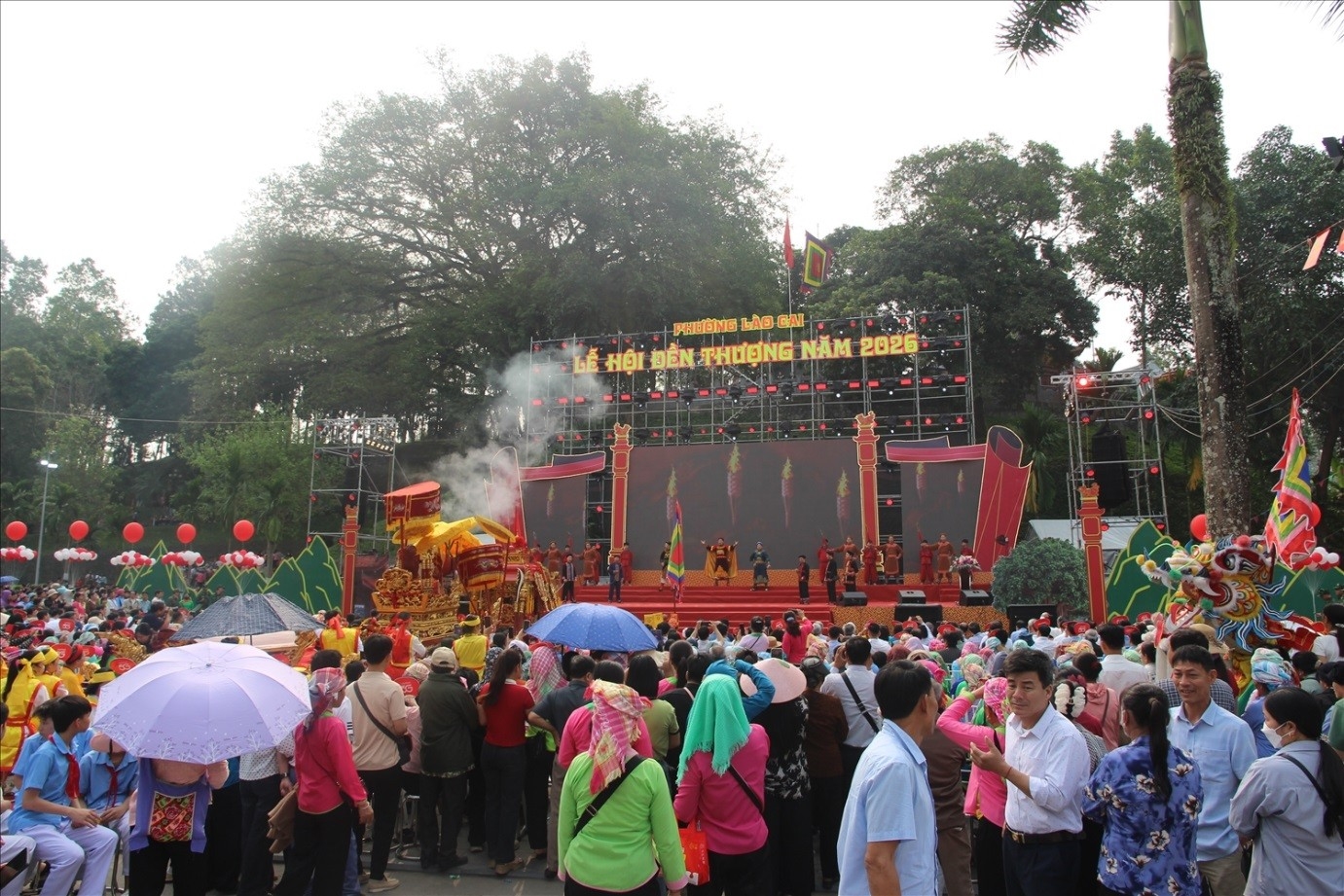 Hàng nghìn du khách trong và ngoài tỉnh Lào Cai về dự Lễ hội đền Thượng.