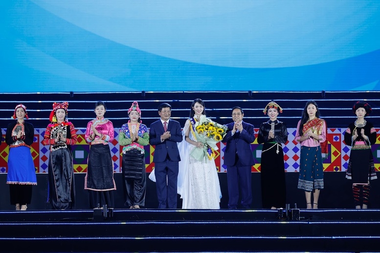 Thủ tướng Phạm Minh Chính và lãnh đạo tỉnh Điện Biên chúc mừng Tân Đại sứ Du lịch tỉnh Điện Biên - Á hậu Vũ Thúy Quỳnh - Ảnh: VGP/Nhật Bắc