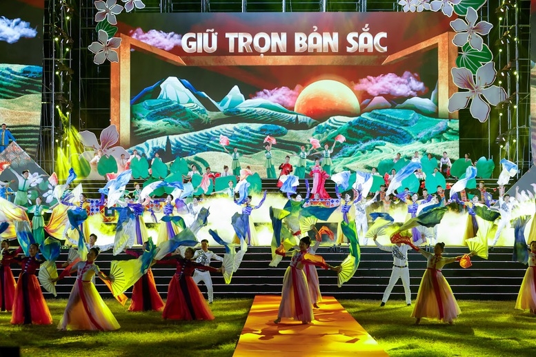 Chương trình văn nghệ tại lễ khai mạc Lễ hội Hoa Ban - Ảnh: VGP/Nhật Bắc