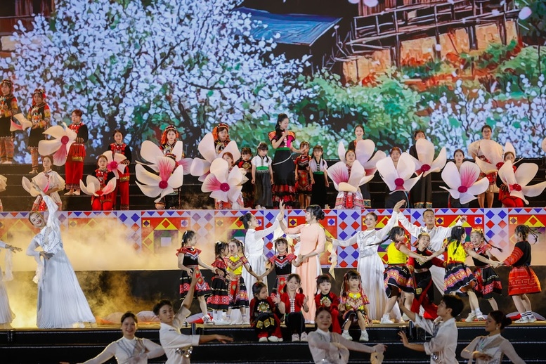 Chương trình văn nghệ tại lễ khai mạc Lễ hội Hoa Ban - Ảnh: VGP/Nhật Bắc