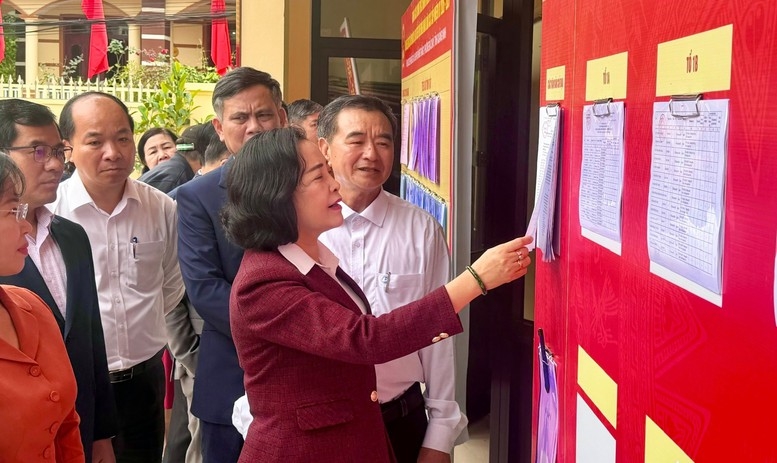 Phó Chủ tịch Quốc hội Nguyễn Thị Thanh cùng đoàn công tác kiểm tra thực tế tại một khu vực bỏ phiếu ở Quảng Ninh