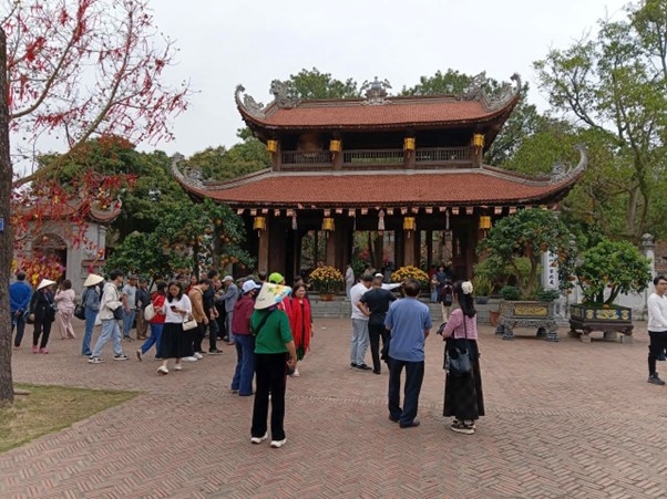 Rất đông du khách đến tham quan khu di tích Côn Sơn - Kiếp Bạc vào dịp đầu xuân mới