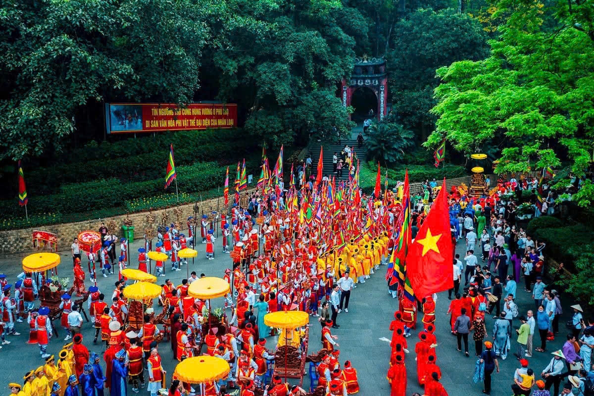 Giỗ Tổ Hùng Vương (10/3 âm lịch) đã trở thành ngày hội lớn của toàn dân tộc