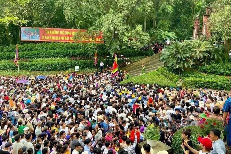 Đền Hùng cũng là điểm đến du lịch văn hóa hấp dẫn, thu hút đông đảo du khách trong và ngoài nước