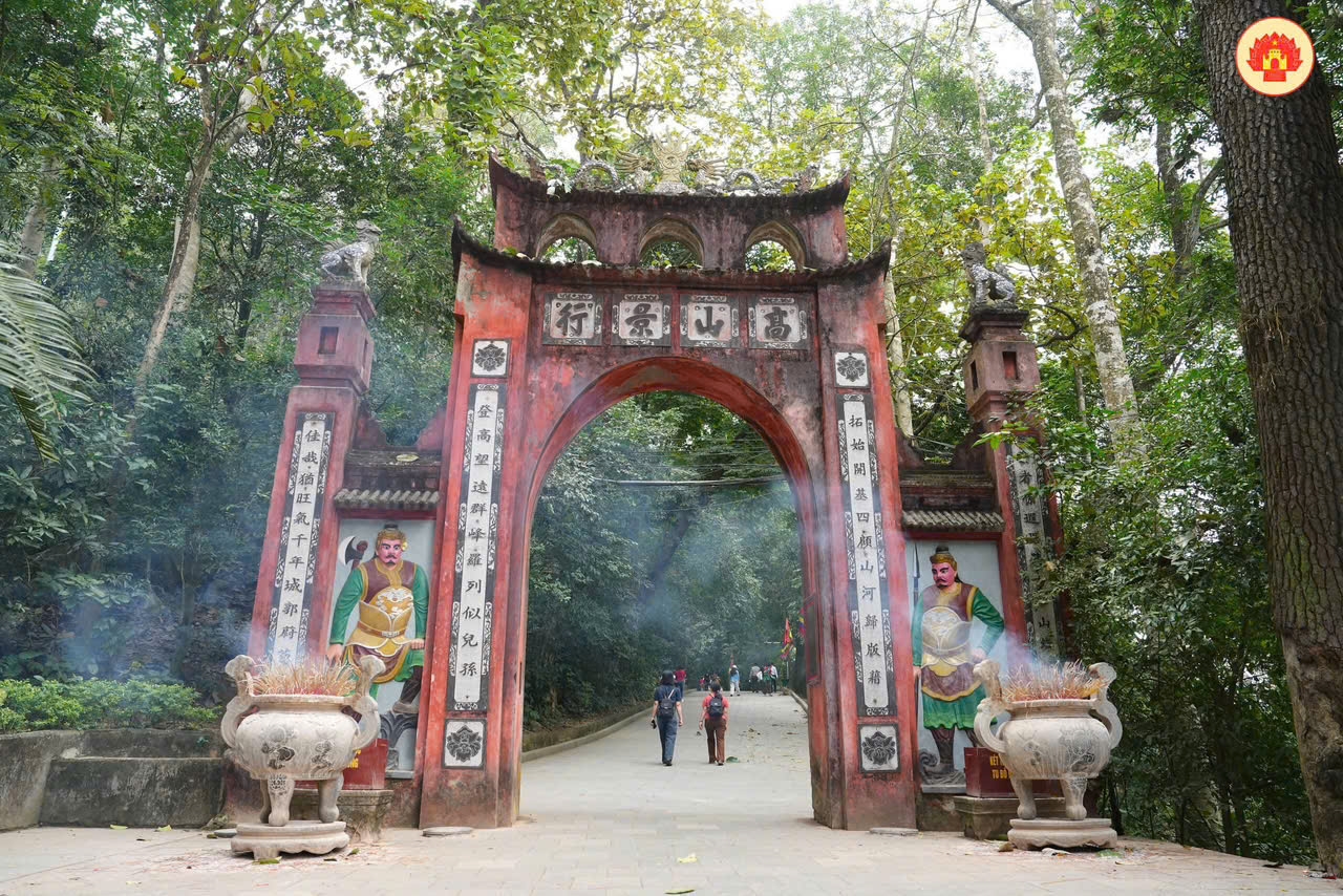 Cổng chính Đền Hùng