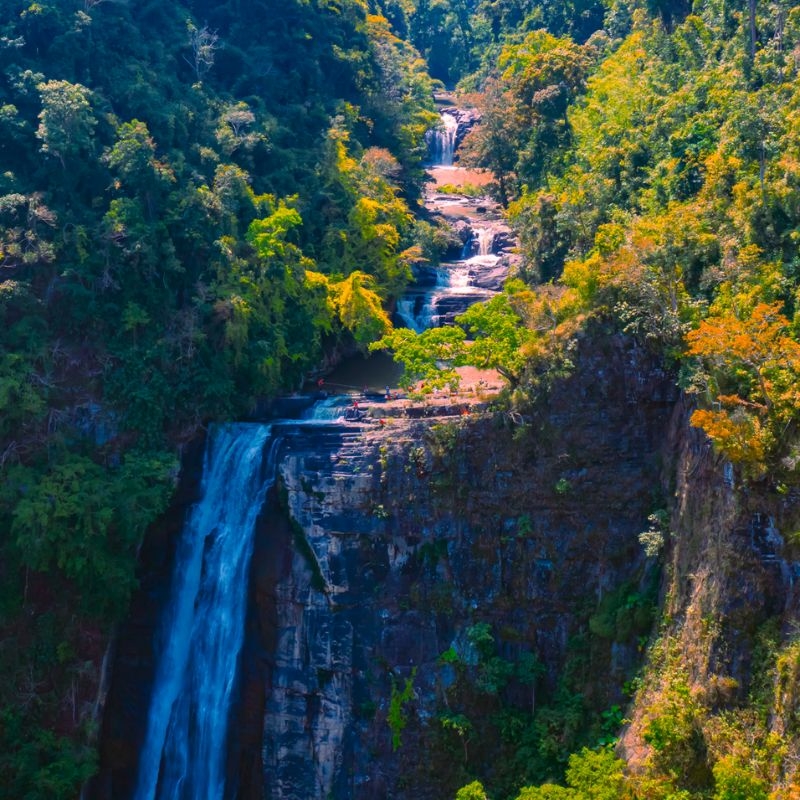 Thác Phi Liêng đổ từ trên cao xuống, được bao quanh bởi núi rừng