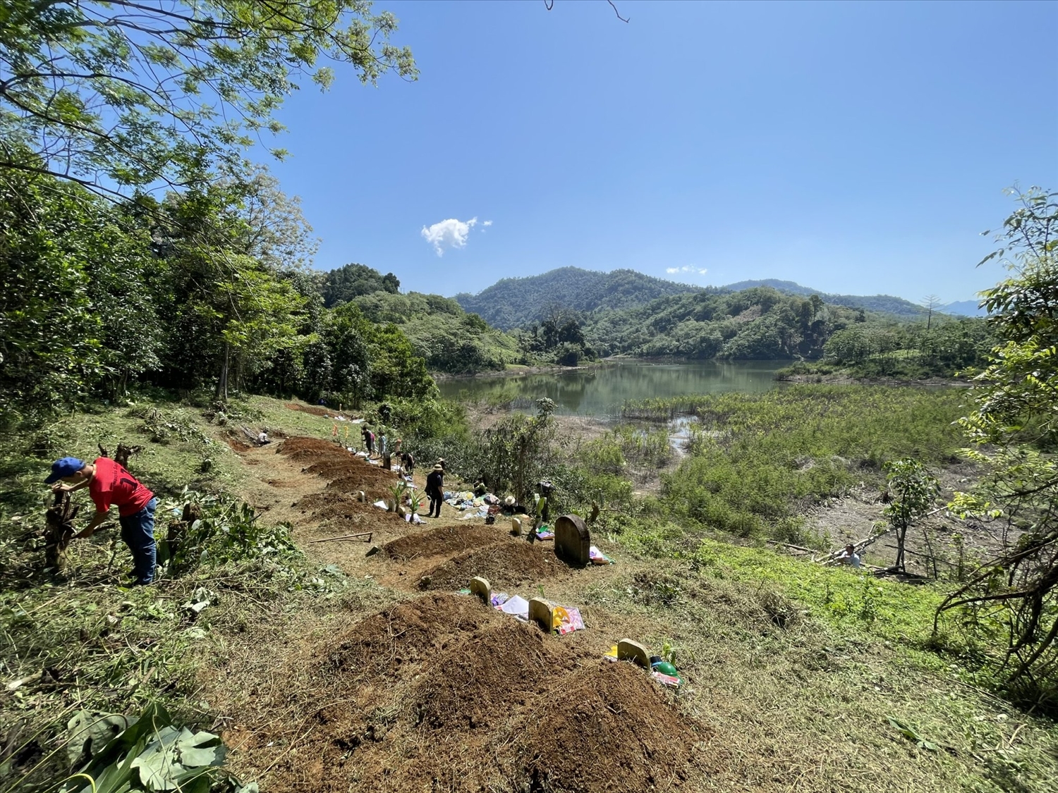 Dịp Tết Thanh minh, con cháu sẽ ra nghĩa trang tảo mộ, dọn dẹp sạch đẹp phần mộ của Tổ tiên