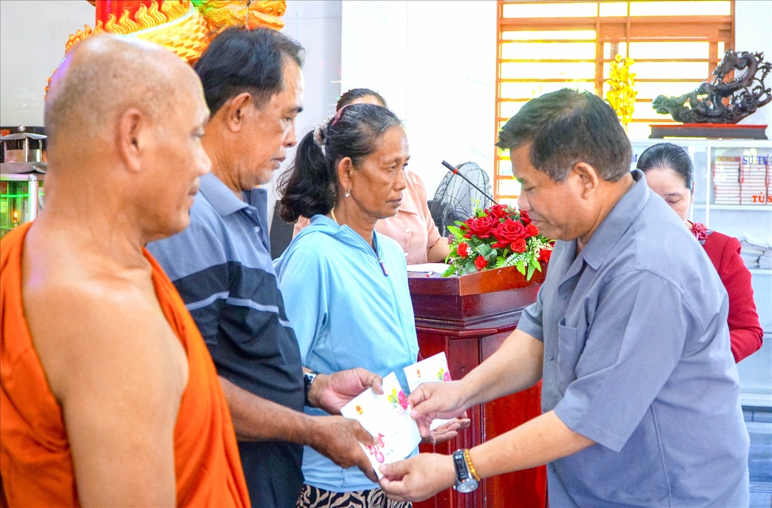 Thứ trưởng Bộ Dân tộc và Tôn giáo Y Thông trao quà Tết cho các vị Người có uy tín và hộ chính sách dân tộc Khmer