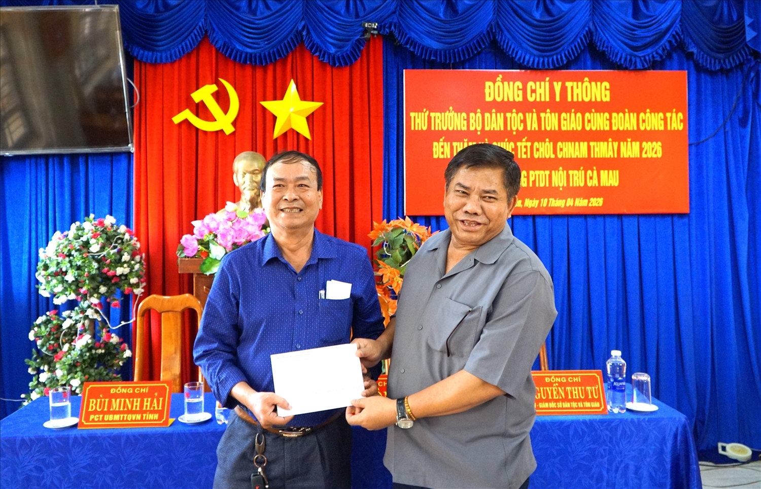 Thứ trưởng Bộ Dân tộc và Tôn giáo Y Thông trao quà chúc Tết tới giáo viên và học sinh Trường Phổ thông Dân tộc nội trú tỉnh Cà Mau