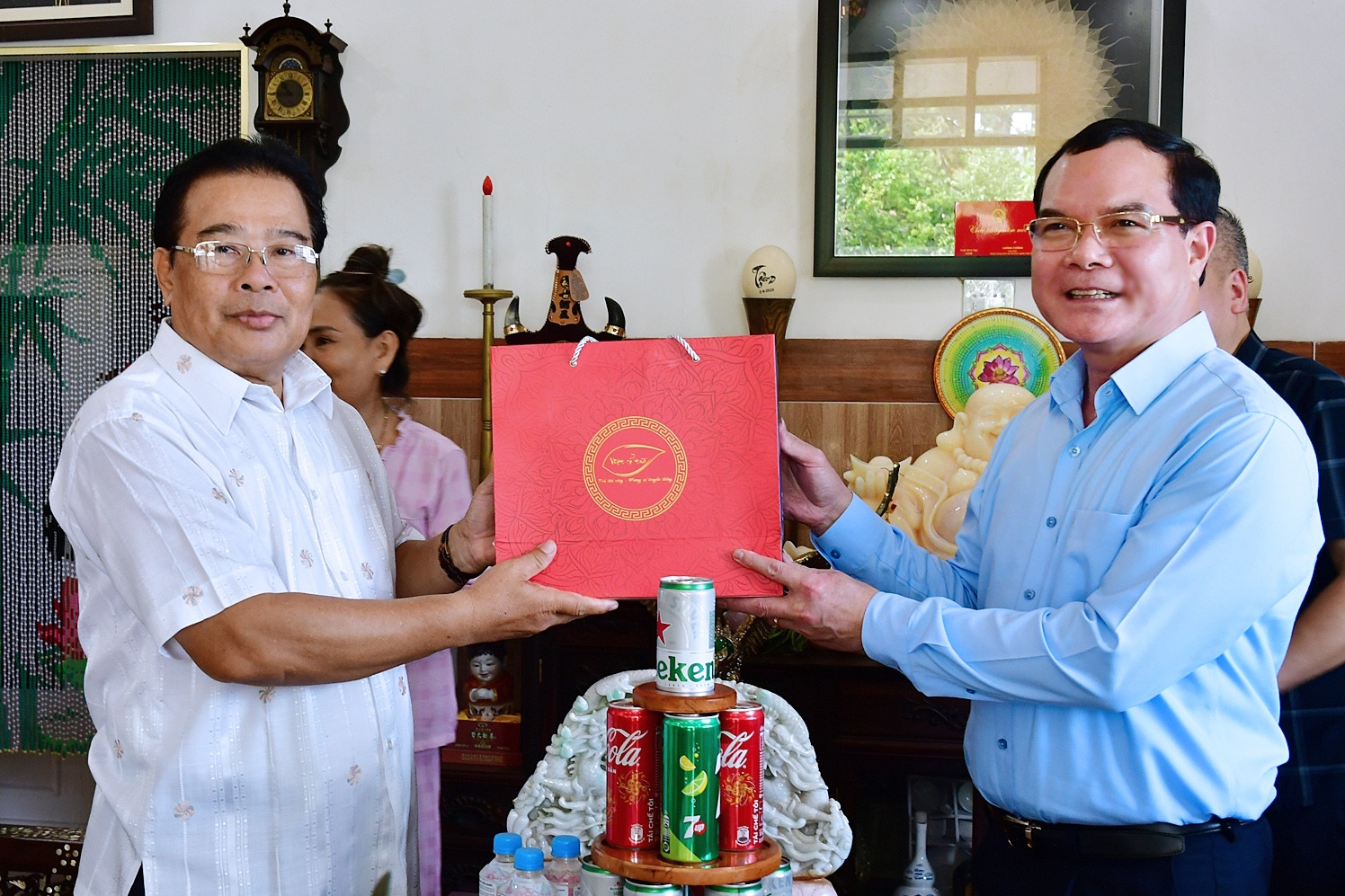 Bộ trưởng Nguyễn Đình Khang đến thăm gia đình ông Sơn Minh Thắng, nguyên Ủy viên Ban Chấp hành Trung ương Đảng, nguyên Bí thư Đảng ủy Khối các Cơ quan Trung ương.