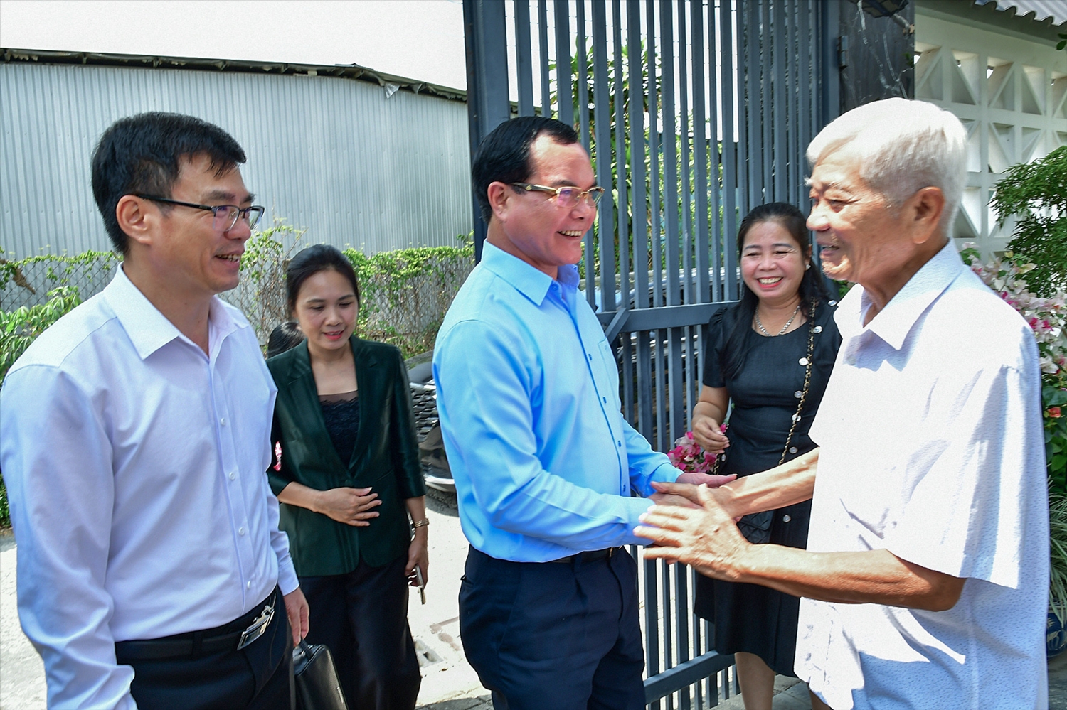 Bộ trưởng đến thăm, chúc tết gia đình ông Sơn Song Sơn, nguyên Ủy viên Trung ương Đảng, nguyên Phó Trưởng ban Thường trực Ban Chỉ đạo Tây Nam Bộ