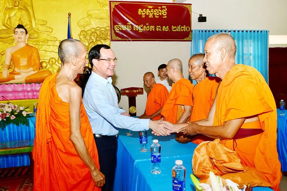 Bộ trưởng Bộ Dân tộc và Tôn giáo Nguyễn Đình Khang đến thăm, chúc mừng Tết Chôl Chnăm Thmây chư tăng Hội Đoàn kết Sư sãi Yêu nước tỉnh