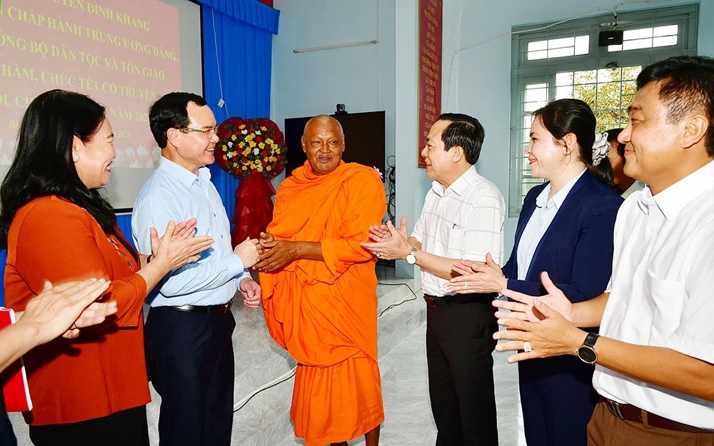 Bộ trưởng Bộ Dân tộc và Tôn giáo Nguyễn Đình Khang và tỉnh Vĩnh Long thăm hỏi Thượng tọa Thạch Thường, Sư cả chùa Konlengses (xã Bình Phú)