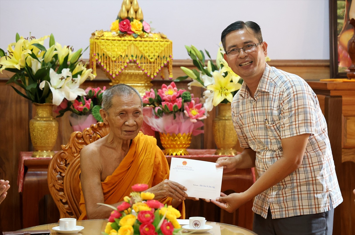 Phó Giám đốc Sở Dân tộc và Tôn giáo tỉnh An Giang Danh Tha chúc tết, trao quà cho Hòa thượng Chau Sơn Hy