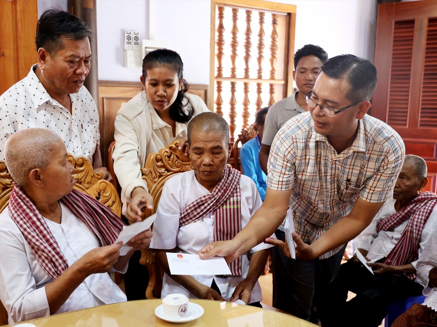 Phó Giám đốc Sở Dân tộc và Tôn giáo tỉnh An Giang Danh Tha và lãnh đạo xã Tri Tôn trao quà tới đồng bào dân tộc Khmer xã Tri Tôn