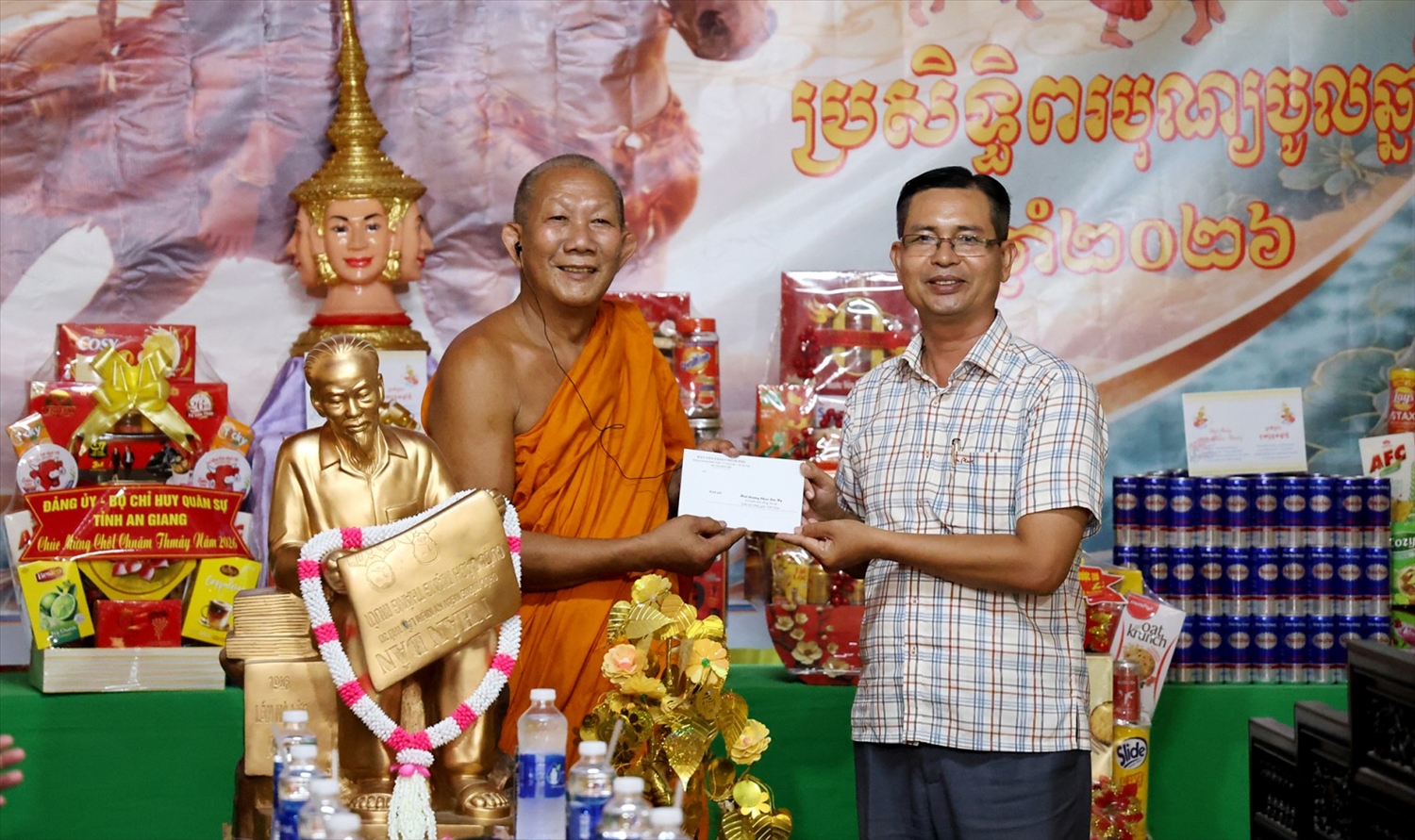 Phó Giám đốc Sở Dân tộc và Tôn giáo tỉnh An Giang Danh Tha chúc Tết, trao quà cho Hòa thượng Chau Sơn Hy