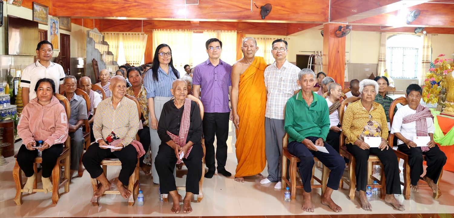 Đoàn công tác trao quà tới đồng bào dân tộc Khmer xã Ô Lâm