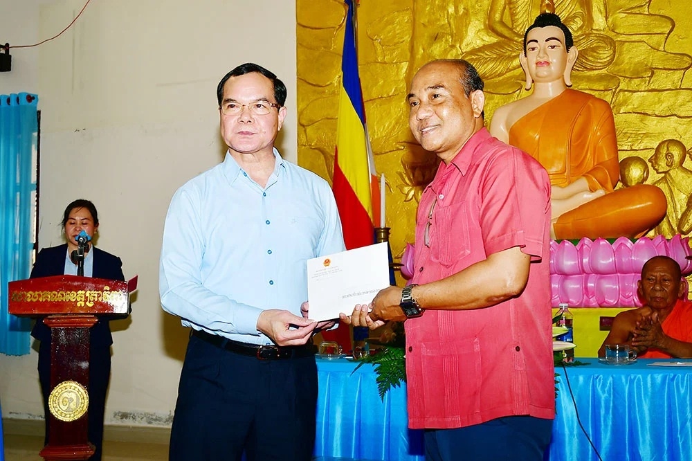 Bộ trưởng Bộ Dân tộc và Tôn giáo Nguyễn Đình Khang tặng quà cho lãnh đạo Trường Trung cấp Pali Khmer tỉnh