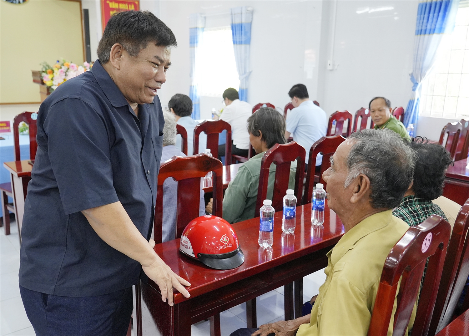 Thứ trưởng Bộ Dân tộc và Tôn giáo Y Thông thăm hỏi các hộ nghèo là đồng bào dân tộc Khmer tại xã U Minh Thượng
