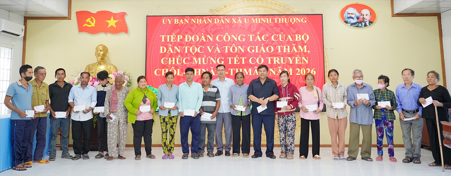 Thứ trưởng Bộ Dân tộc và Tôn giáo Y Thông trao quà đến hộ nghèo là đồng bào dân tộc Khmer tại xã U Minh Thượng