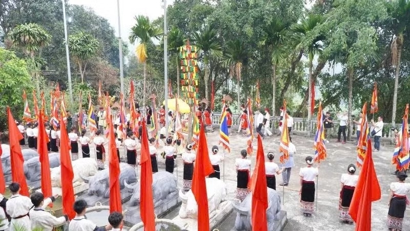 Nghi thức rước lễ trong không gian lễ hội tại đền Chín Gian, thể hiện nét đẹp văn hóa tâm linh và tinh thần cố kết cộng đồng của người Thái miền Tây Nghệ An