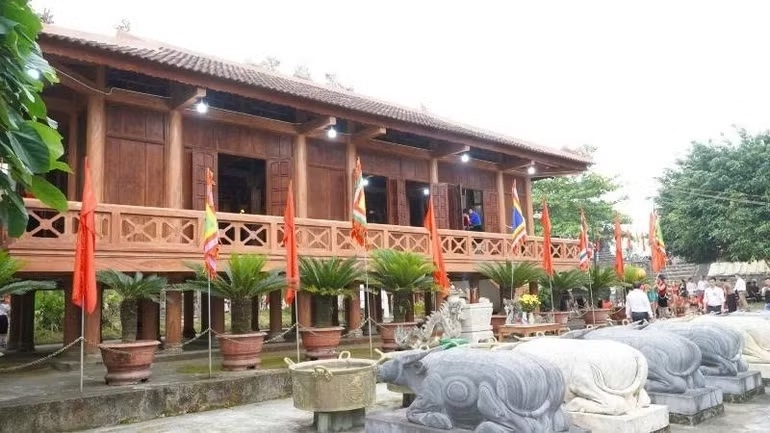 Không gian kiến trúc nhà sàn 9 gian tại đền Chín Gian với hệ thống tượng trâu (bằng đá) - lễ vật thiêng trong nghi lễ truyền thống của đồng bào Thái