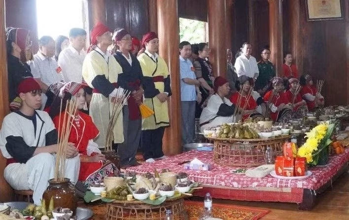 Không gian hành lễ tại đền Chín Gian với các mâm lễ vật truyền thống được chuẩn bị công phu, thể hiện lòng thành kính của cộng đồng đối với thần linh