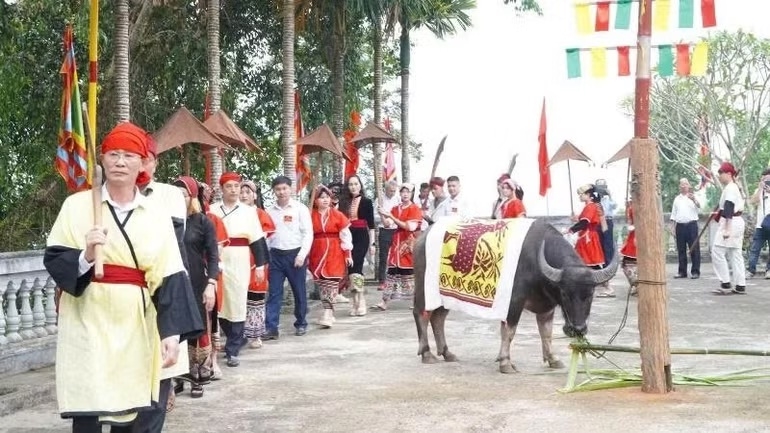 Nghi thức rước trâu trong lễ hội đền Chín Gian được tổ chức trang nghiêm, tái hiện tín ngưỡng hiến sinh cổ truyền của đồng bào vùng cao