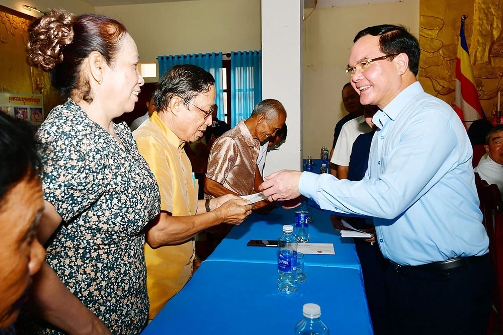 Bộ trưởng Bộ Dân tộc và Tôn giáo Nguyễn Đình Khang tặng quà văn nghệ sĩ tiêu biểu