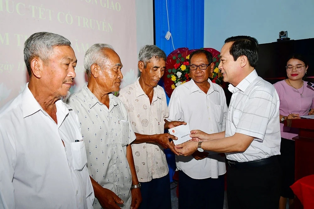 Phó Bí thư Tỉnh ủy Vĩnh Long Lâm Minh Đằng tặng quà cho người có uy tín 2 xã Bình Phú và Tân An