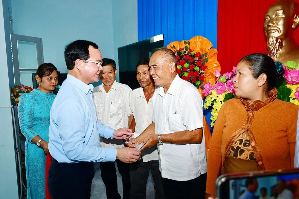 Bộ trưởng Bộ Dân tộc và Tôn giáo Nguyễn Đình Khang tặng quà gia đình chính sách xã Bình Phú