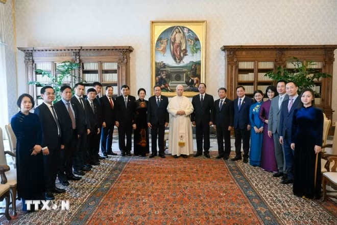 Chủ tịch Quốc hội Trần Thanh Mẫn, Phu nhân cùng Giáo hoàng Leo XIV và các đại biểu chụp ảnh chung. (Ảnh: TTXVN)