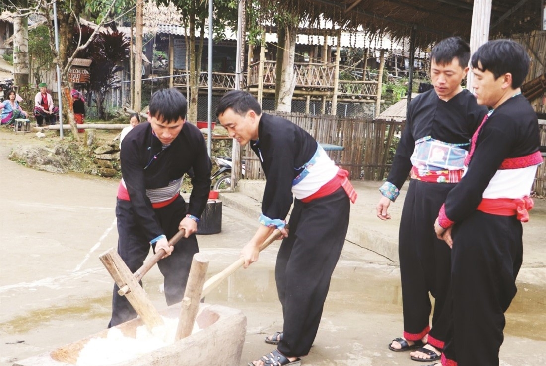 The process of pounding the rice flour for making giay cake is mainly done by men