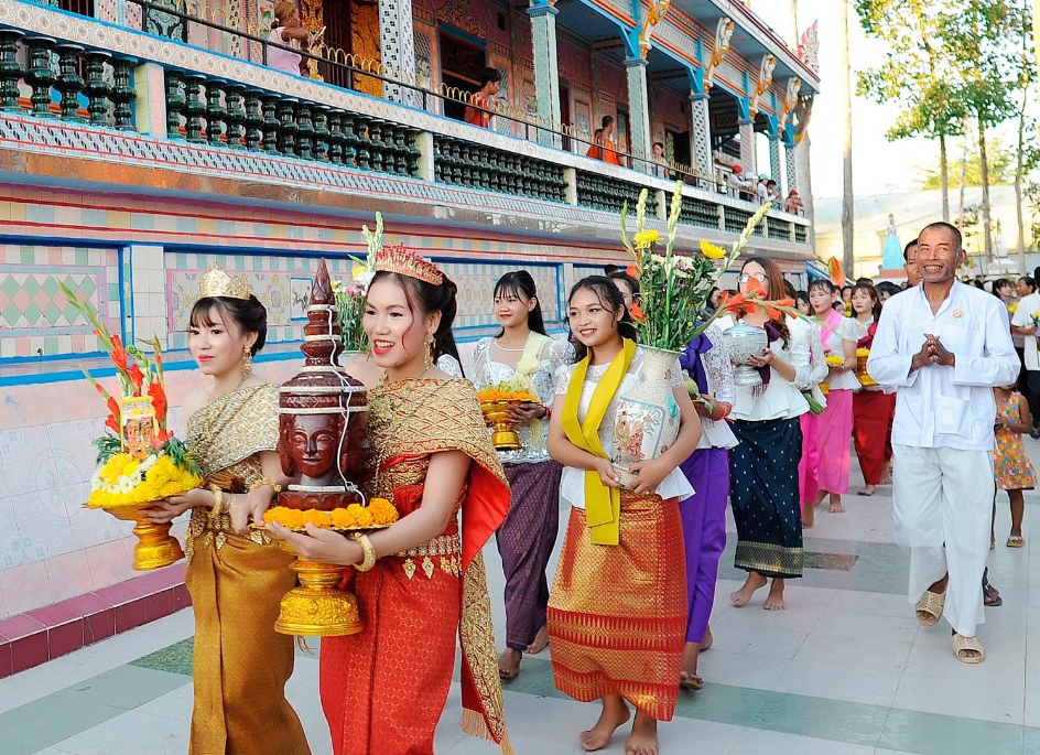 Đồng bào Khmer thực hiện nghi thức rước Đại lịch và chư thiên vòng quanh chính điện đón Tết Chôl Chnăm Thmây tại chùa Sro Lôn, thành phố Cần Thơ