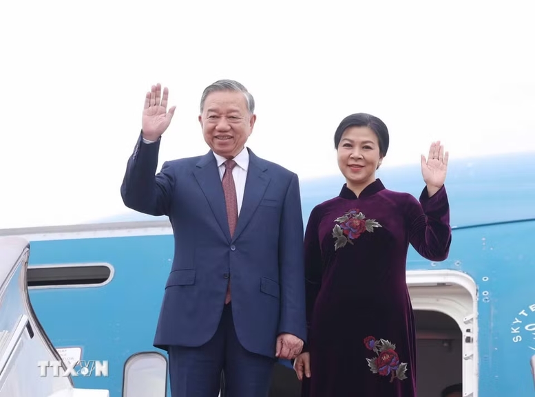 Tổng Bí thư, Chủ tịch nước Tô Lâm và Phu nhân cùng đoàn đại biểu cấp cao Việt Nam đã đến Thủ đô Bắc Kinh, bắt đầu chuyến thăm cấp Nhà nước đến Trung Quốc từ ngày 14-17/4 - Ảnh: TTXVN