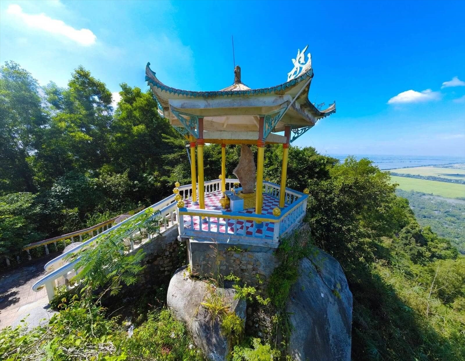 Sự kết hợp giữa núi Ba Thê và cánh đồng Óc Eo tạo nên một không gian văn hóa độc đáo