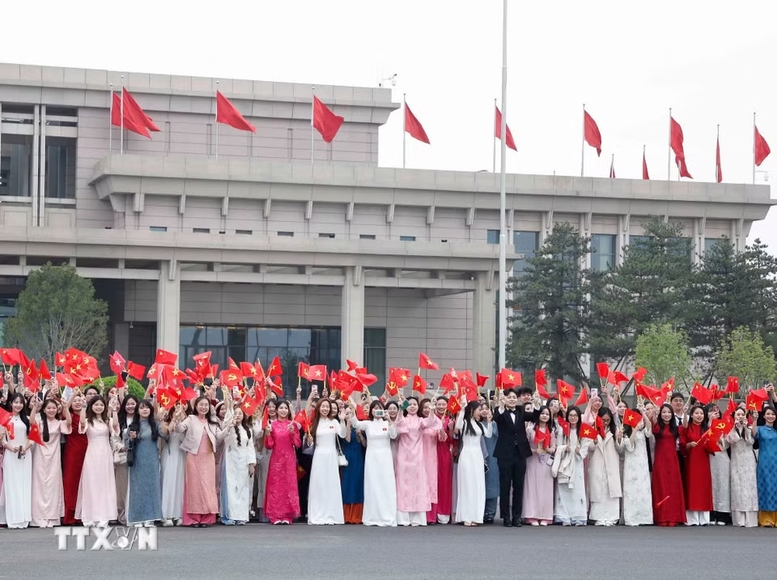 Đại diện kiều bào, lưu học sinh Việt Nam tại Trung Quốc đón Tổng Bí thư, Chủ tịch nước Tô Lâm và Phu nhân - Ảnh: TTXVN