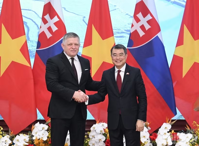 Thủ tướng Lê Minh Hưng và Thủ tướng nước Cộng hòa Slovakia Robert Fico. (Ảnh TRẦN HẢI)