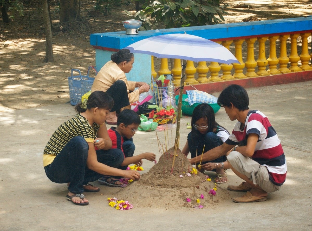 Đắp núi cát là nghi thức quan trọng trong Tết cổ truyền của đồng bào Khmer Nam Bộ nhằm cầu bình an, giải hạn, cầu siêu cho vong linh những người đã khuất...