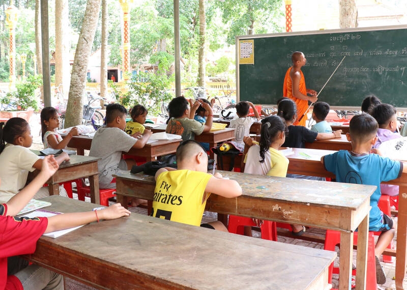 Lớp học chữ Khmer dưới mái chùa 