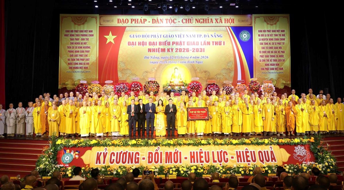 Các đại biểu tham dự Đại hội đại biểu Phật giáo thành phố Đà Nẵng lần thứ I chụp ảnh lưu niệm