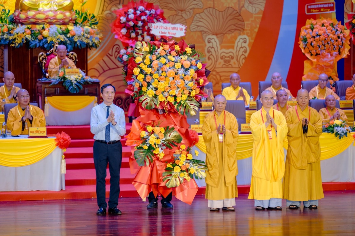 Ông Vũ Hoài Bắc, Trưởng Ban Tôn giáo Chính phủ, Bộ Dân tộc và Tôn giáo tặng lẵng hoa chúc mừng Đại hội